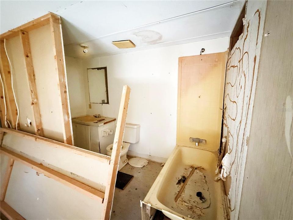 For Sale: $289,500 (4 beds, 3 baths, 2052 Square Feet)