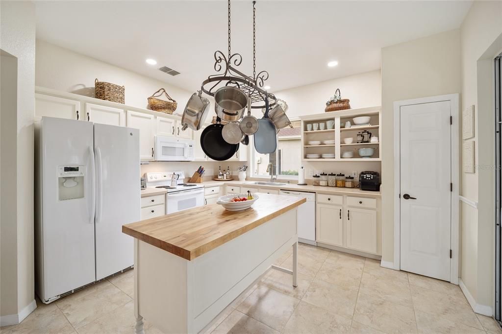 待售: $305,000 (2 贝兹, 2 浴室, 1452 平方英尺)