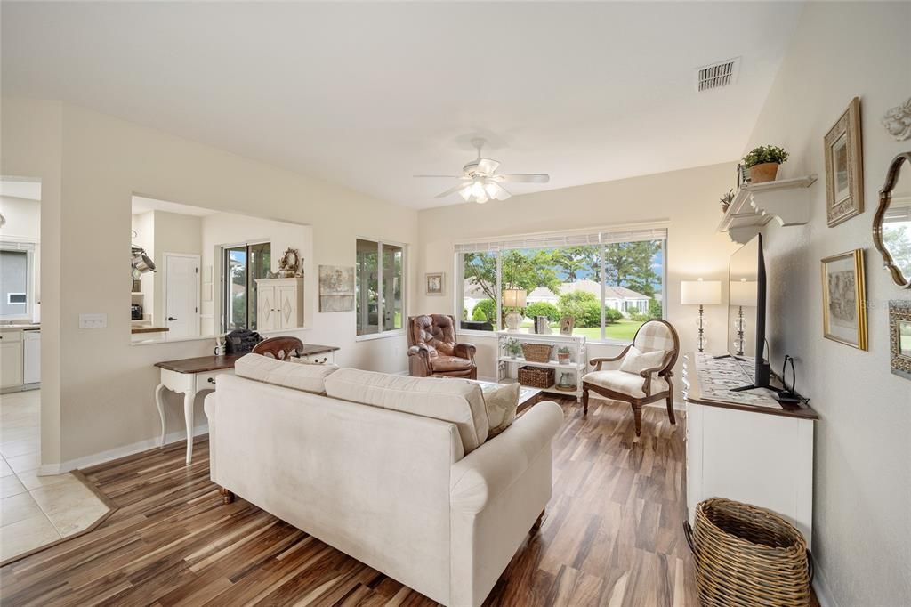 待售: $305,000 (2 贝兹, 2 浴室, 1452 平方英尺)