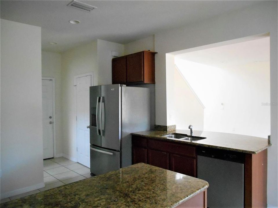 出租: $2,400 (4 贝兹, 2 浴室, 1931 平方英尺)