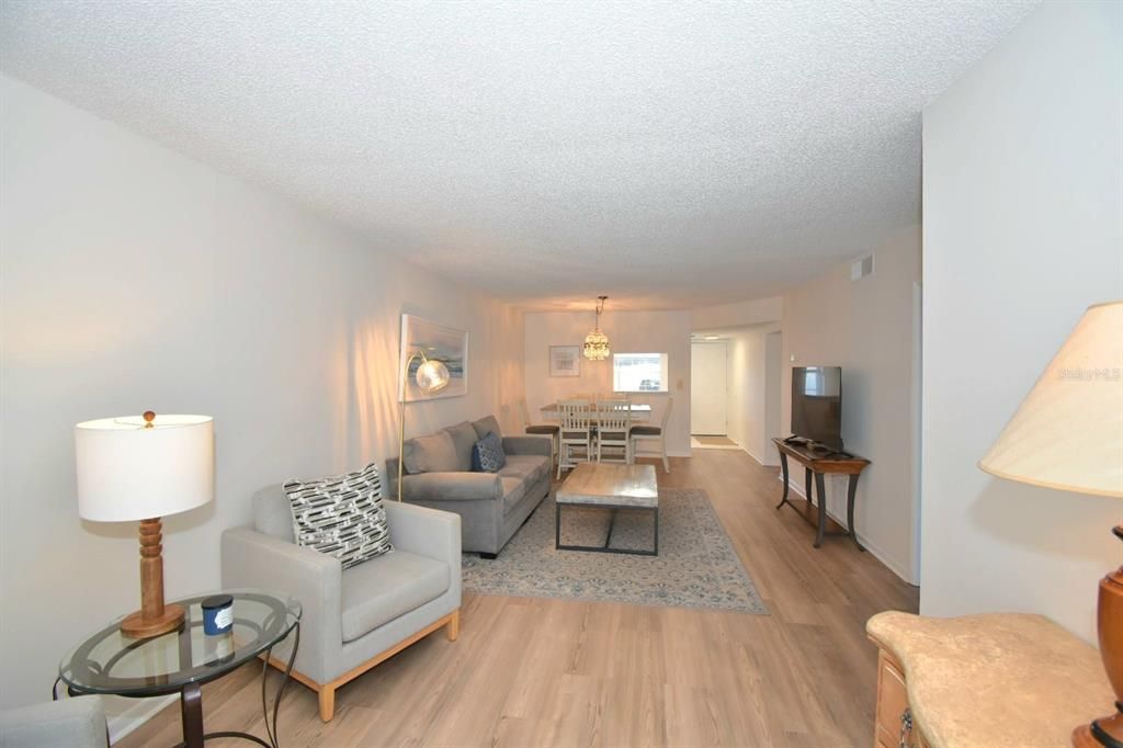 待售: $145,000 (2 贝兹, 2 浴室, 965 平方英尺)