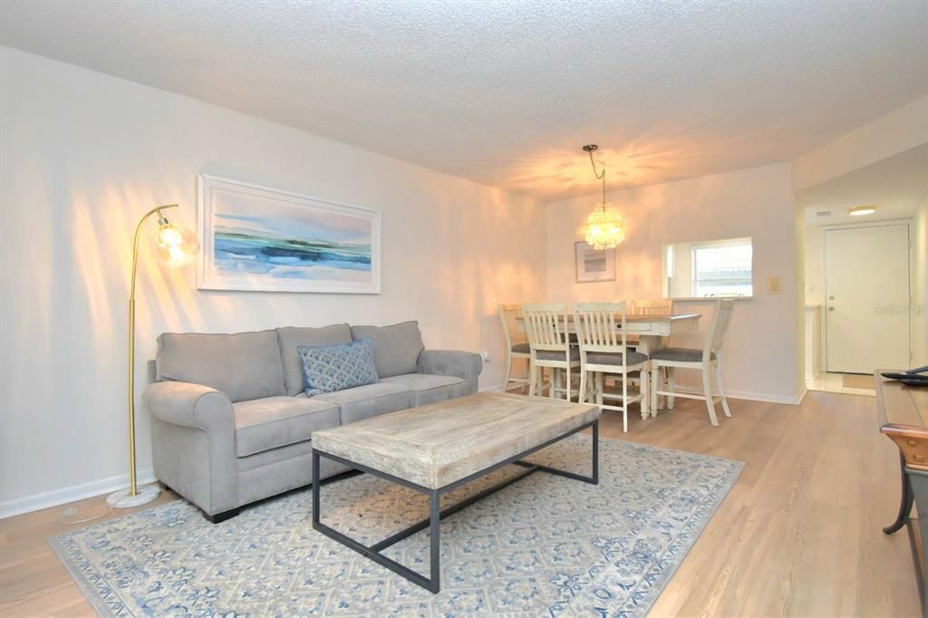 待售: $145,000 (2 贝兹, 2 浴室, 965 平方英尺)