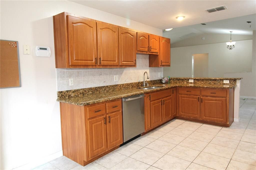 待售: $300,000 (3 贝兹, 2 浴室, 1888 平方英尺)