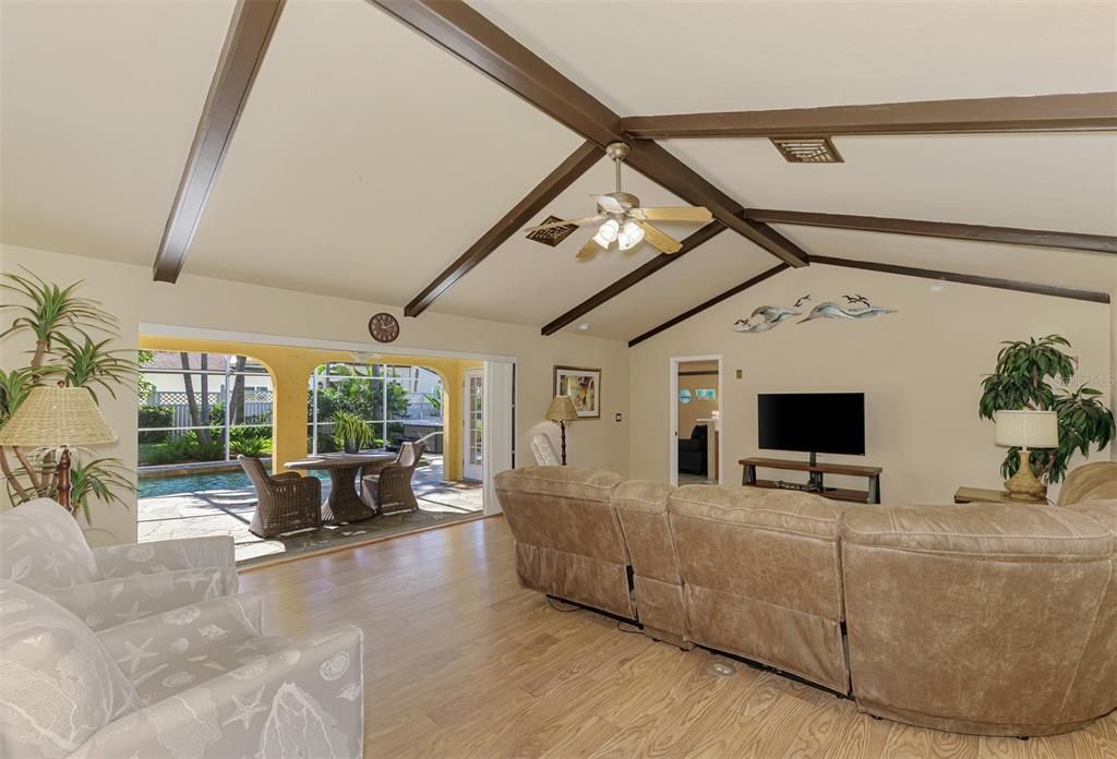 На продажу: $595,000 (3 спален, 2 ванн, 2002 Квадратных фут)