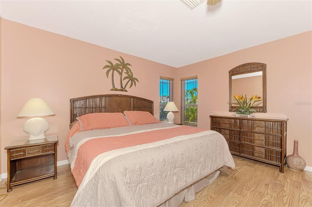 На продажу: $595,000 (3 спален, 2 ванн, 2002 Квадратных фут)