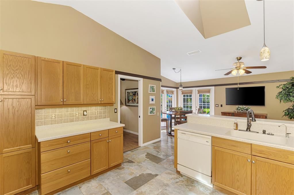 На продажу: $595,000 (3 спален, 2 ванн, 2002 Квадратных фут)