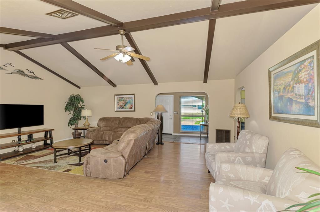 На продажу: $595,000 (3 спален, 2 ванн, 2002 Квадратных фут)