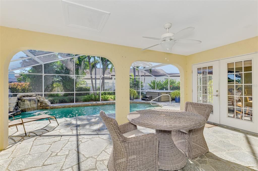 На продажу: $595,000 (3 спален, 2 ванн, 2002 Квадратных фут)