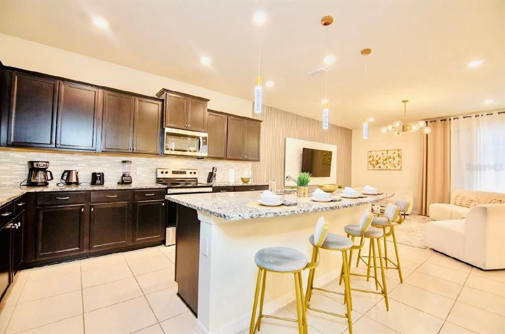 待售: $987,000 (10 贝兹, 8 浴室, 4399 平方英尺)