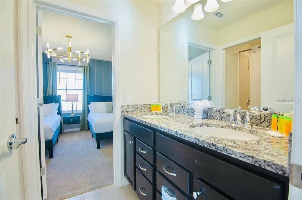 待售: $987,000 (10 贝兹, 8 浴室, 4399 平方英尺)