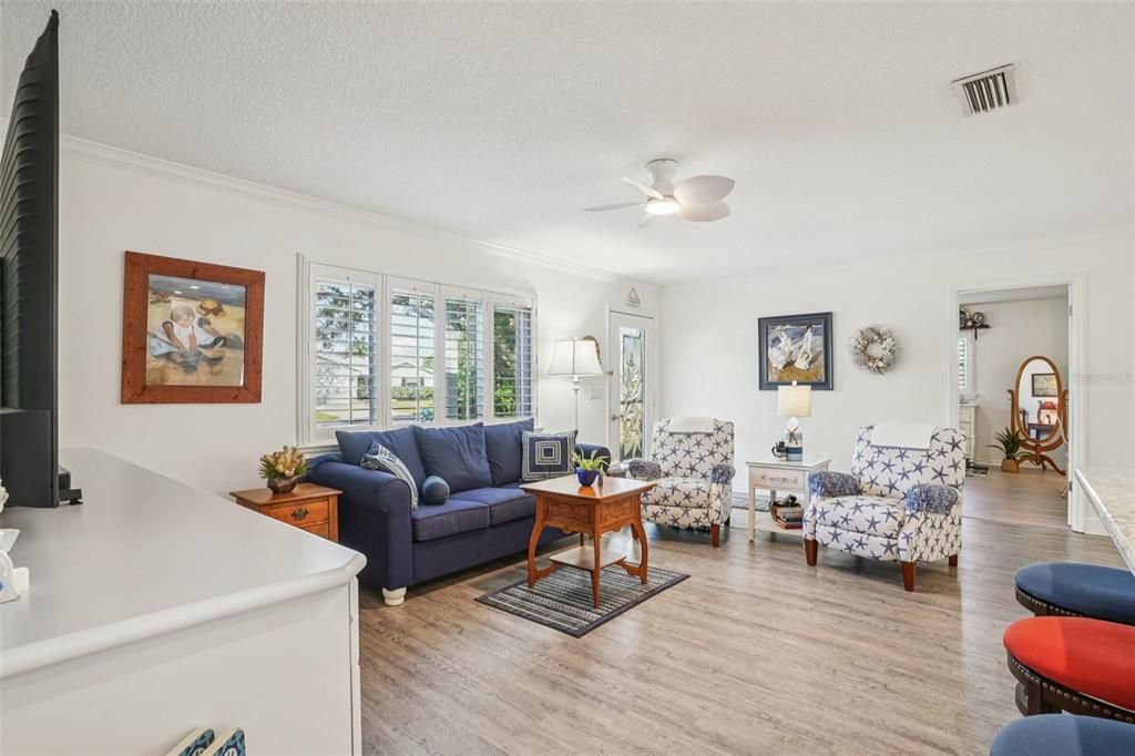 На продажу: $265,000 (2 спален, 2 ванн, 1296 Квадратных фут)