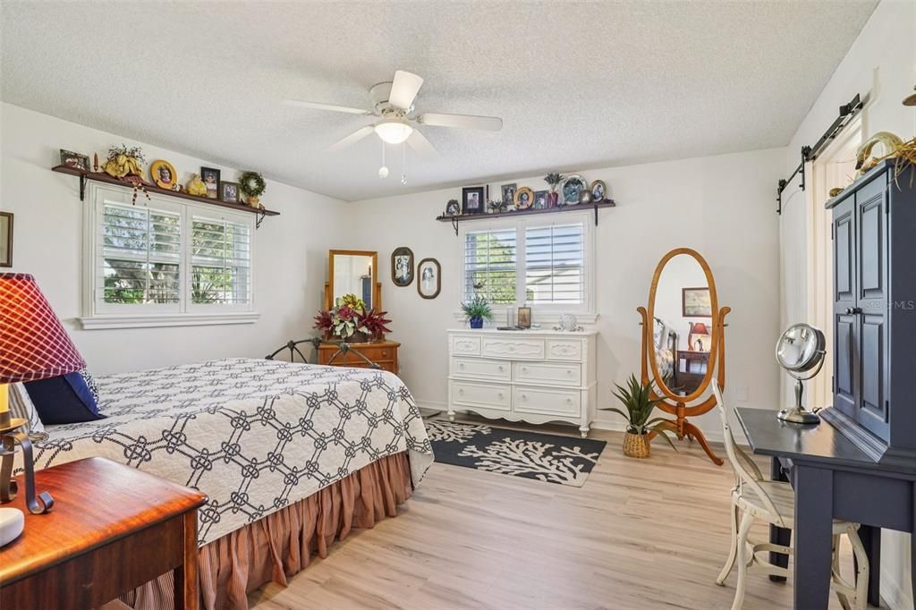 На продажу: $265,000 (2 спален, 2 ванн, 1296 Квадратных фут)