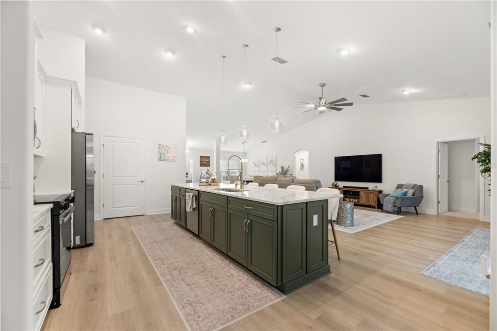 En Venta: $545,000 (4 camas, 3 baños, 2456 Pies cuadrados)