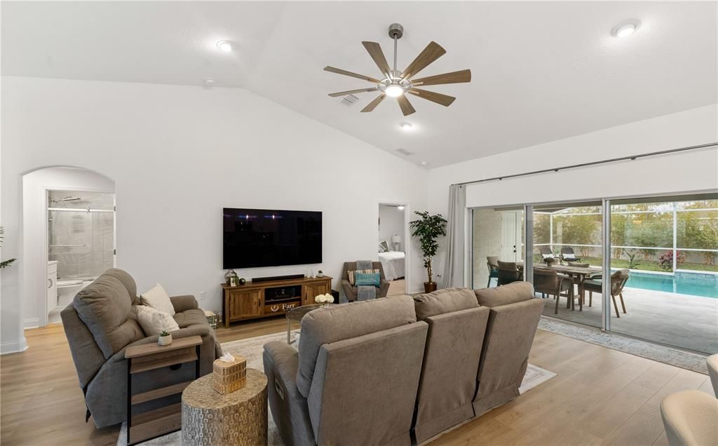 En Venta: $545,000 (4 camas, 3 baños, 2456 Pies cuadrados)