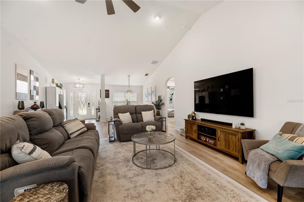 En Venta: $545,000 (4 camas, 3 baños, 2456 Pies cuadrados)