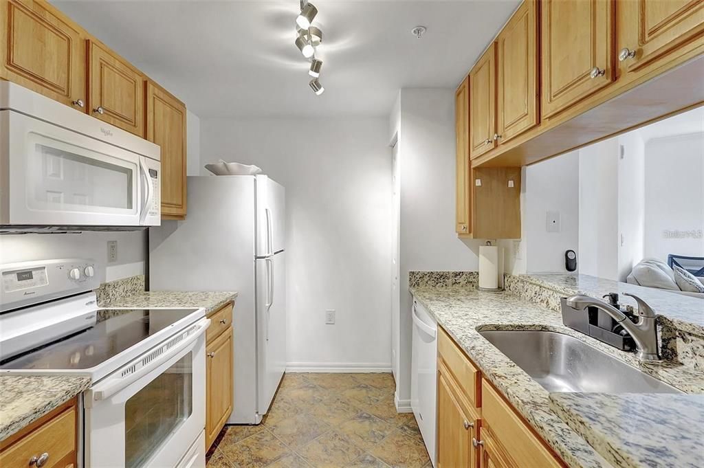 For Rent: $2,100 (2 beds, 2 baths, 1241 Square Feet)