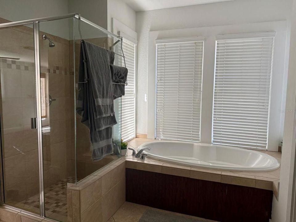 出租: $6,500 (4 贝兹, 3 浴室, 2046 平方英尺)