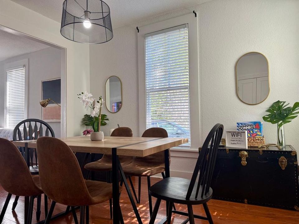 出租: $6,500 (4 贝兹, 3 浴室, 2046 平方英尺)