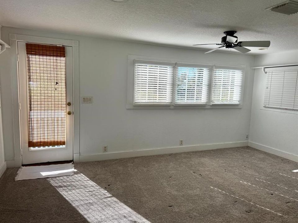 出租: $6,500 (4 贝兹, 3 浴室, 2046 平方英尺)