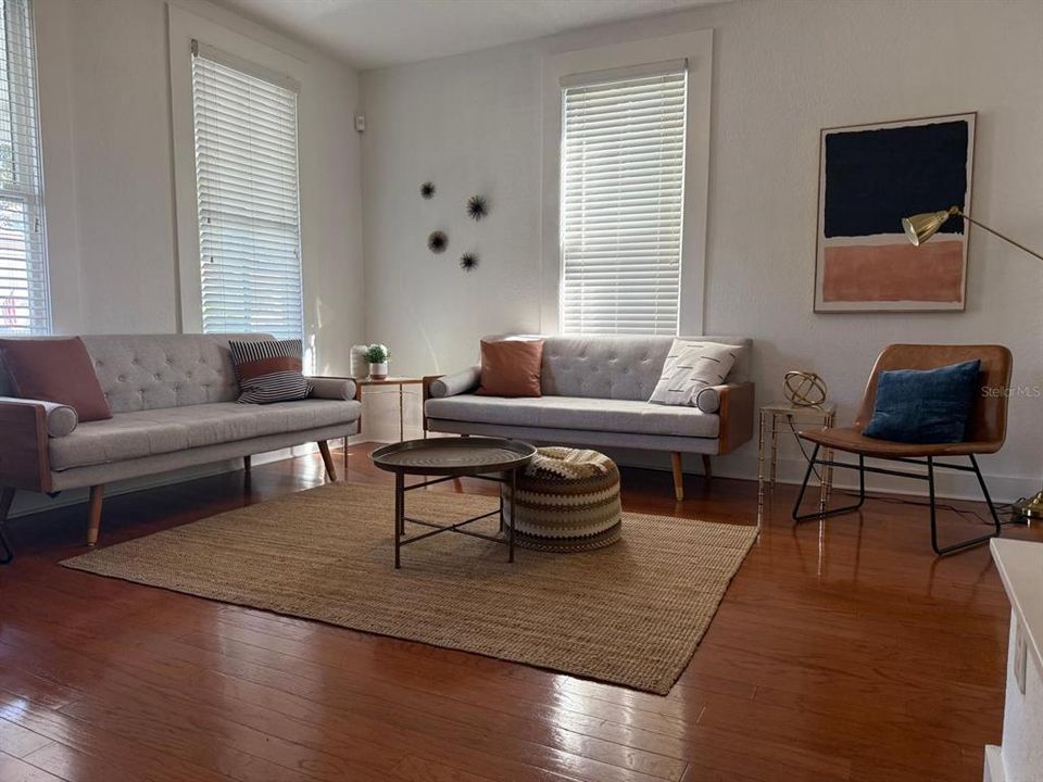 出租: $6,500 (4 贝兹, 3 浴室, 2046 平方英尺)