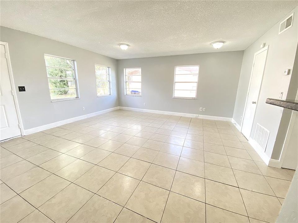 На продажу: $255,000 (3 спален, 1 ванн, 979 Квадратных фут)