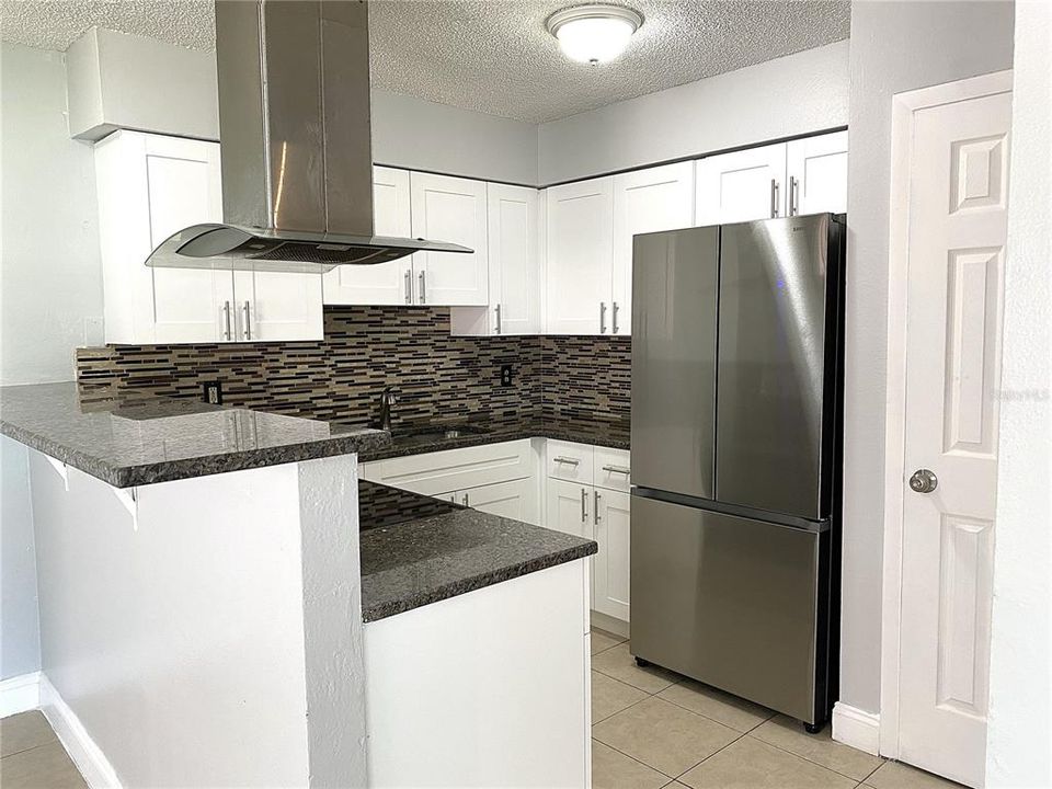 На продажу: $255,000 (3 спален, 1 ванн, 979 Квадратных фут)