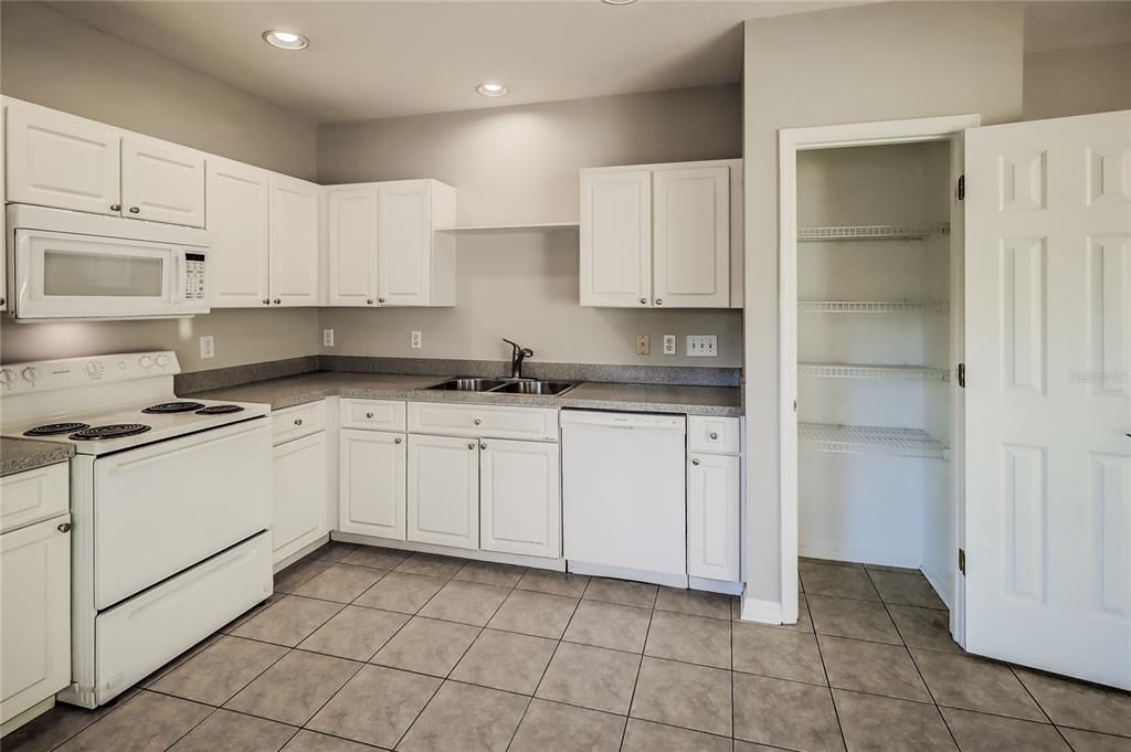 出租: $2,245 (4 贝兹, 2 浴室, 2065 平方英尺)