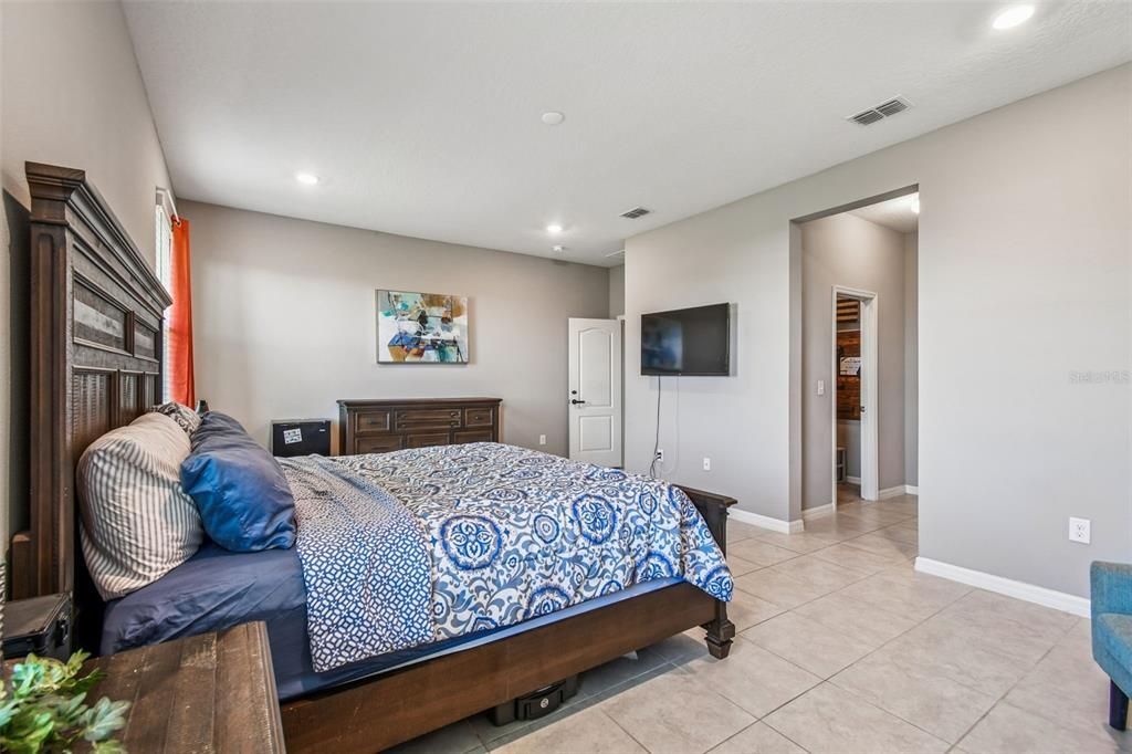 For Sale: $399,990 (4 beds, 2 baths, 2334 Square Feet)