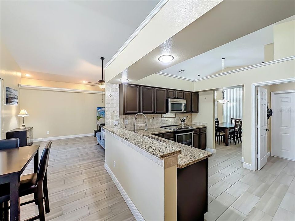 待售: $585,000 (4 贝兹, 2 浴室, 2057 平方英尺)