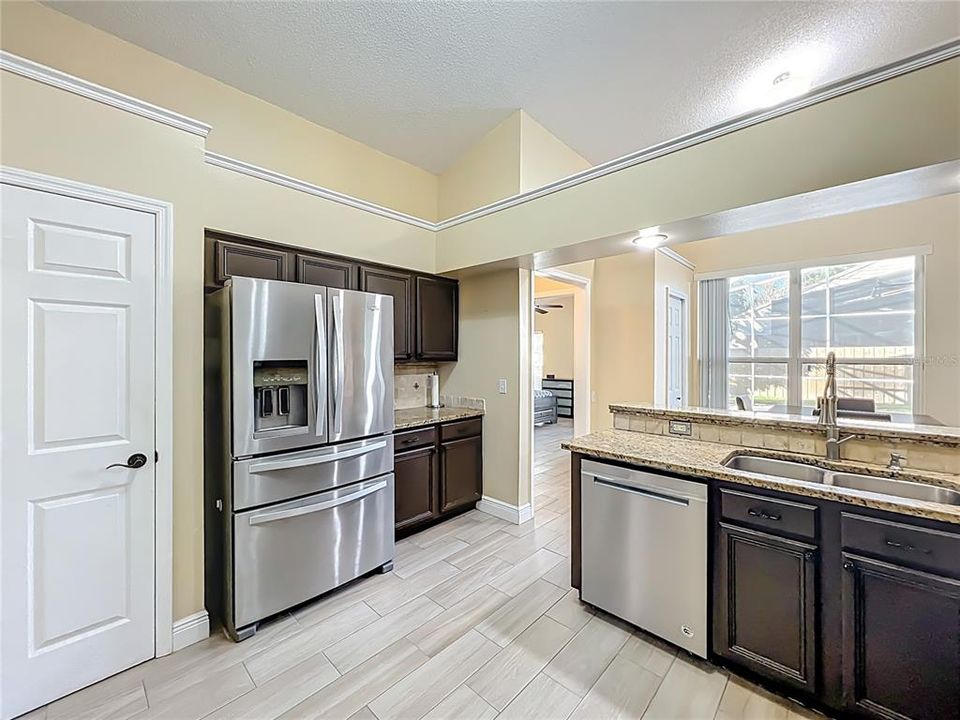 待售: $585,000 (4 贝兹, 2 浴室, 2057 平方英尺)