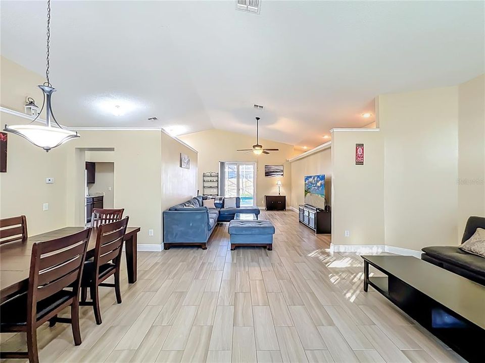 待售: $585,000 (4 贝兹, 2 浴室, 2057 平方英尺)