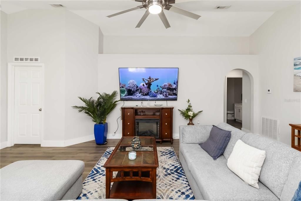 For Sale: $299,900 (3 beds, 2 baths, 1303 Square Feet)