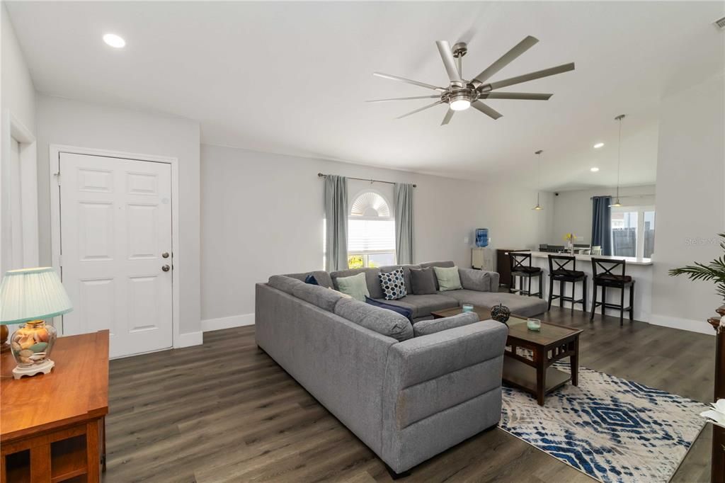 For Sale: $299,900 (3 beds, 2 baths, 1303 Square Feet)