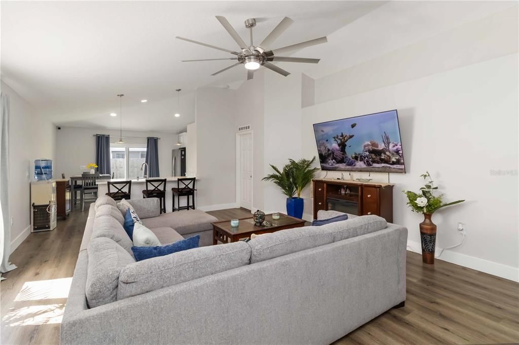 For Sale: $299,900 (3 beds, 2 baths, 1303 Square Feet)