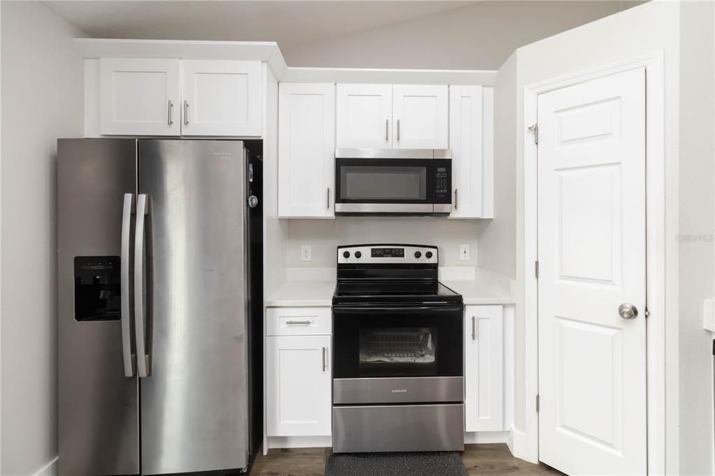 For Sale: $299,900 (3 beds, 2 baths, 1303 Square Feet)