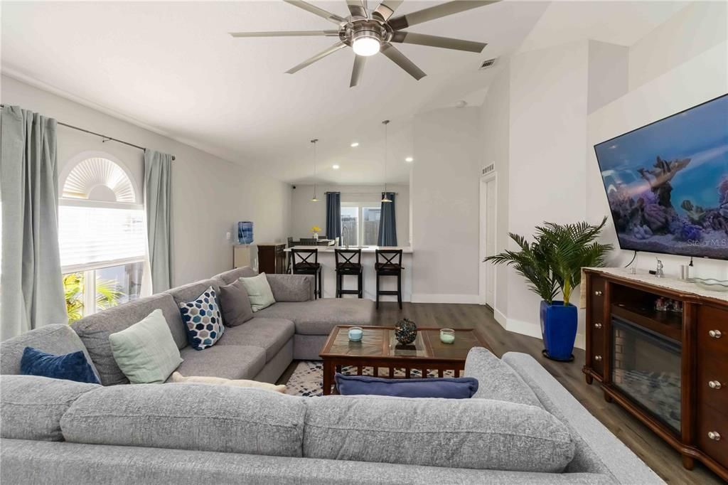 For Sale: $299,900 (3 beds, 2 baths, 1303 Square Feet)