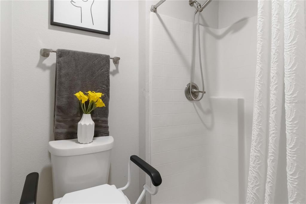 For Sale: $299,900 (3 beds, 2 baths, 1303 Square Feet)