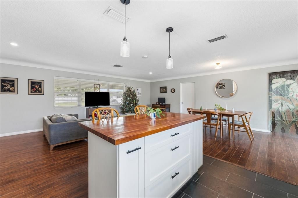 For Sale: $415,000 (3 beds, 2 baths, 1340 Square Feet)