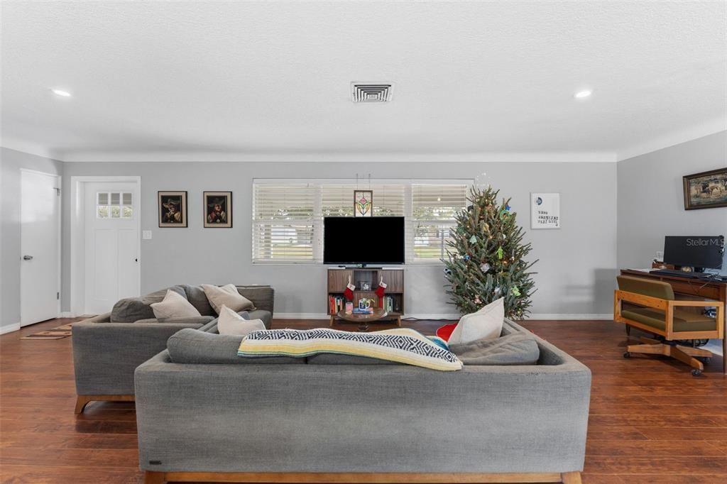 For Sale: $415,000 (3 beds, 2 baths, 1340 Square Feet)