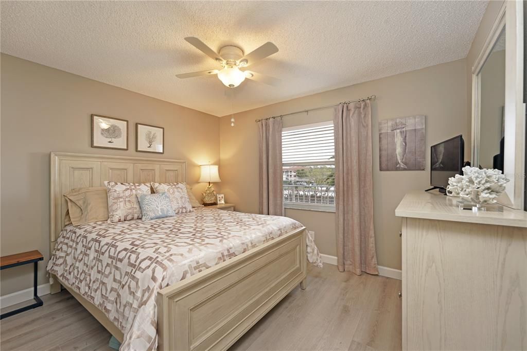 待售: $229,000 (2 贝兹, 2 浴室, 1042 平方英尺)