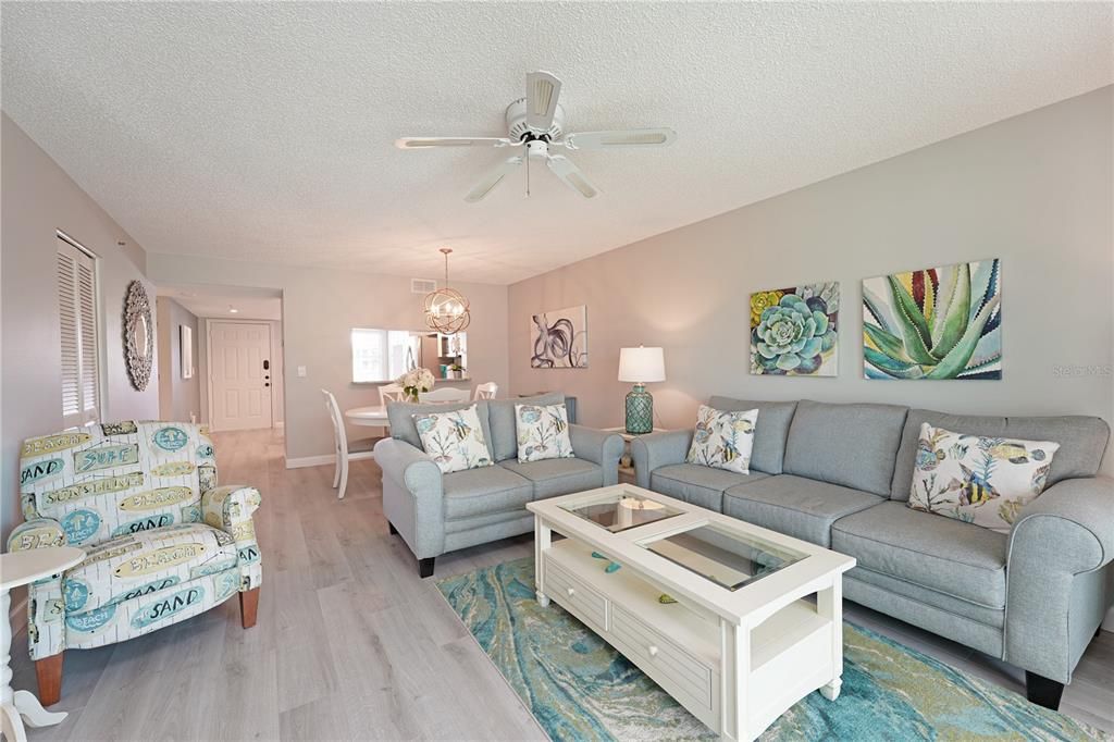 待售: $229,000 (2 贝兹, 2 浴室, 1042 平方英尺)