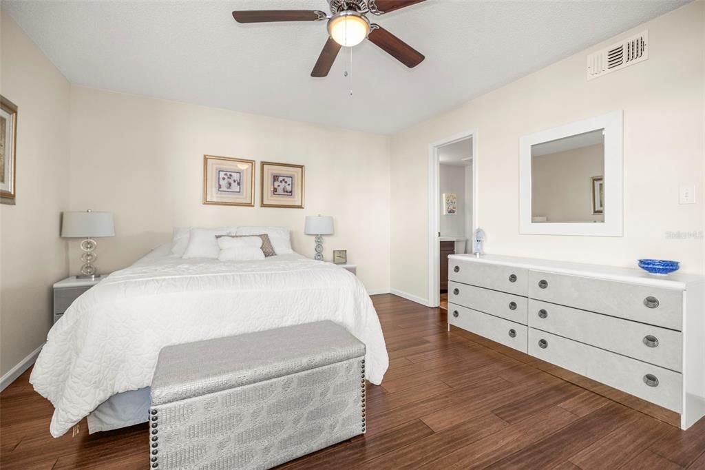 出租: $2,000 (2 贝兹, 1 浴室, 930 平方英尺)