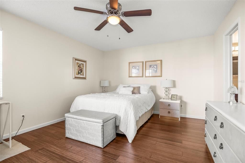 出租: $2,000 (2 贝兹, 1 浴室, 930 平方英尺)