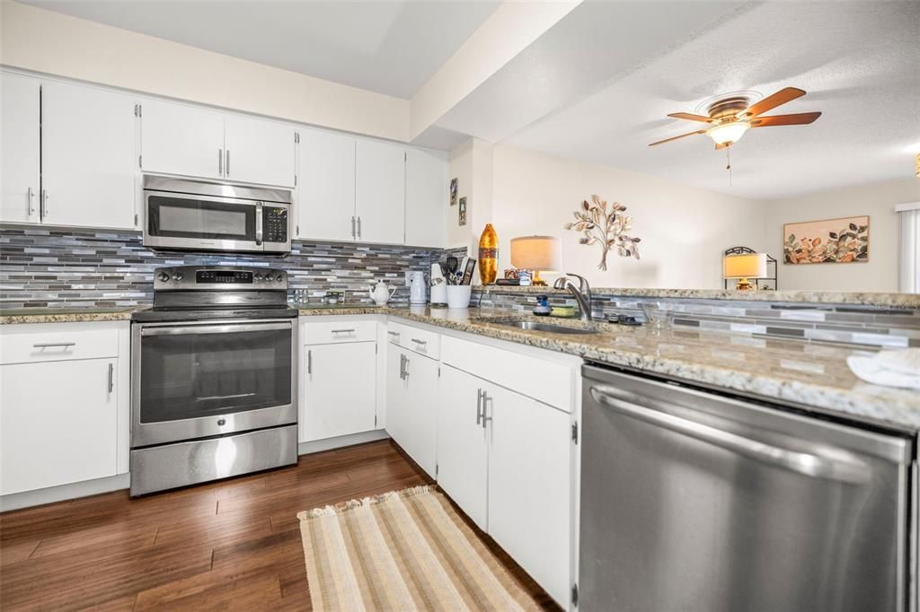 出租: $2,000 (2 贝兹, 1 浴室, 930 平方英尺)