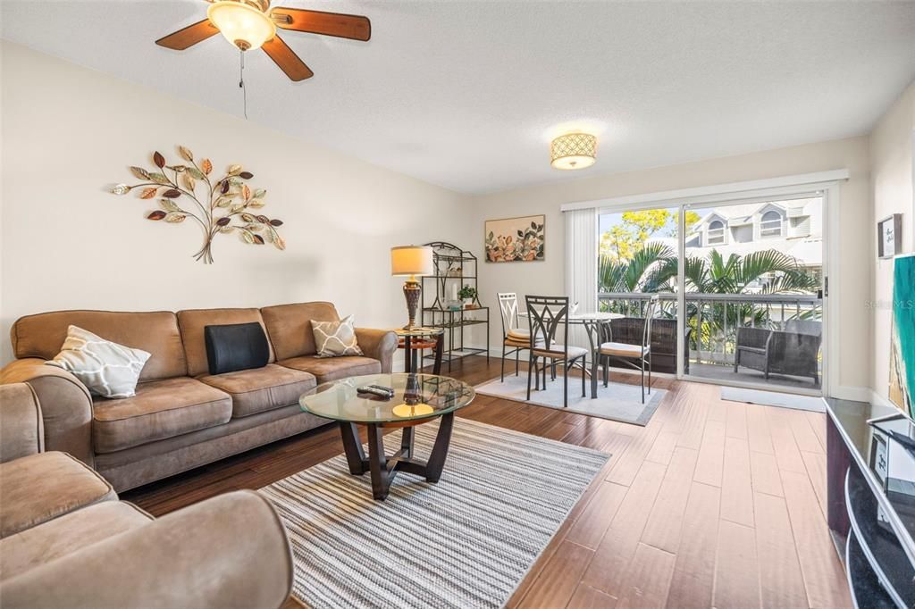 出租: $2,000 (2 贝兹, 1 浴室, 930 平方英尺)