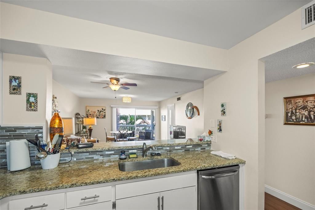 出租: $2,000 (2 贝兹, 1 浴室, 930 平方英尺)