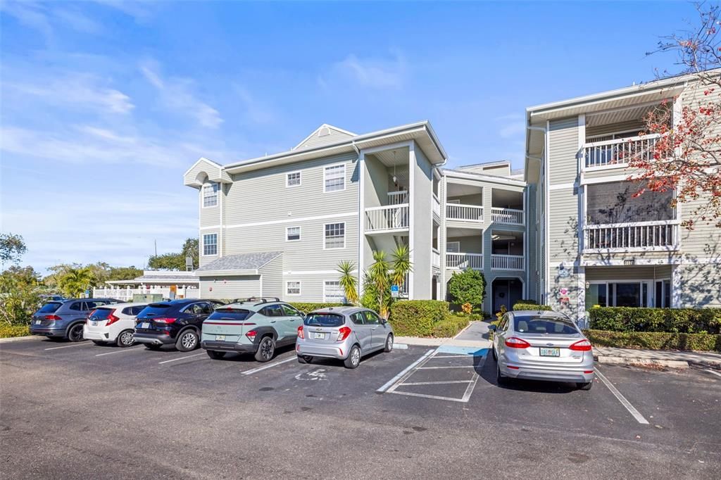 出租: $2,000 (2 贝兹, 1 浴室, 930 平方英尺)