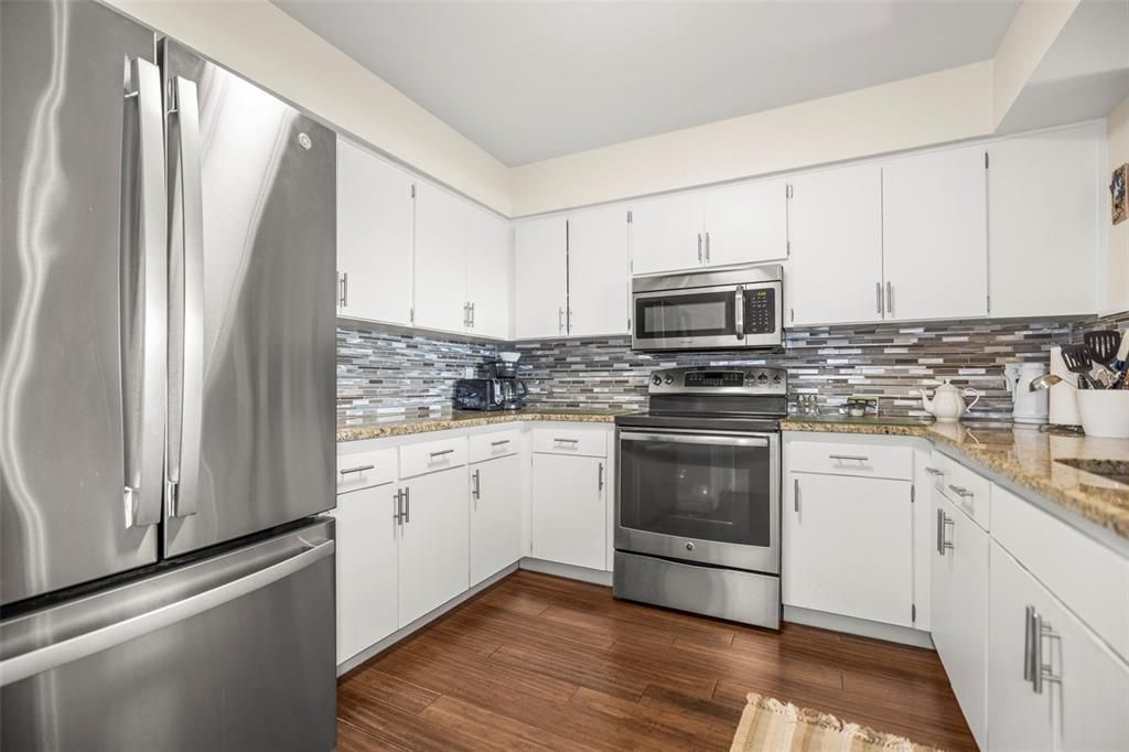 出租: $2,000 (2 贝兹, 1 浴室, 930 平方英尺)