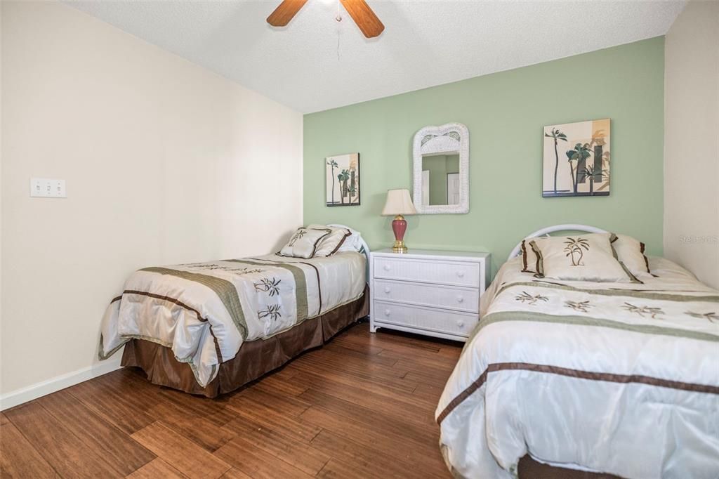 出租: $2,000 (2 贝兹, 1 浴室, 930 平方英尺)