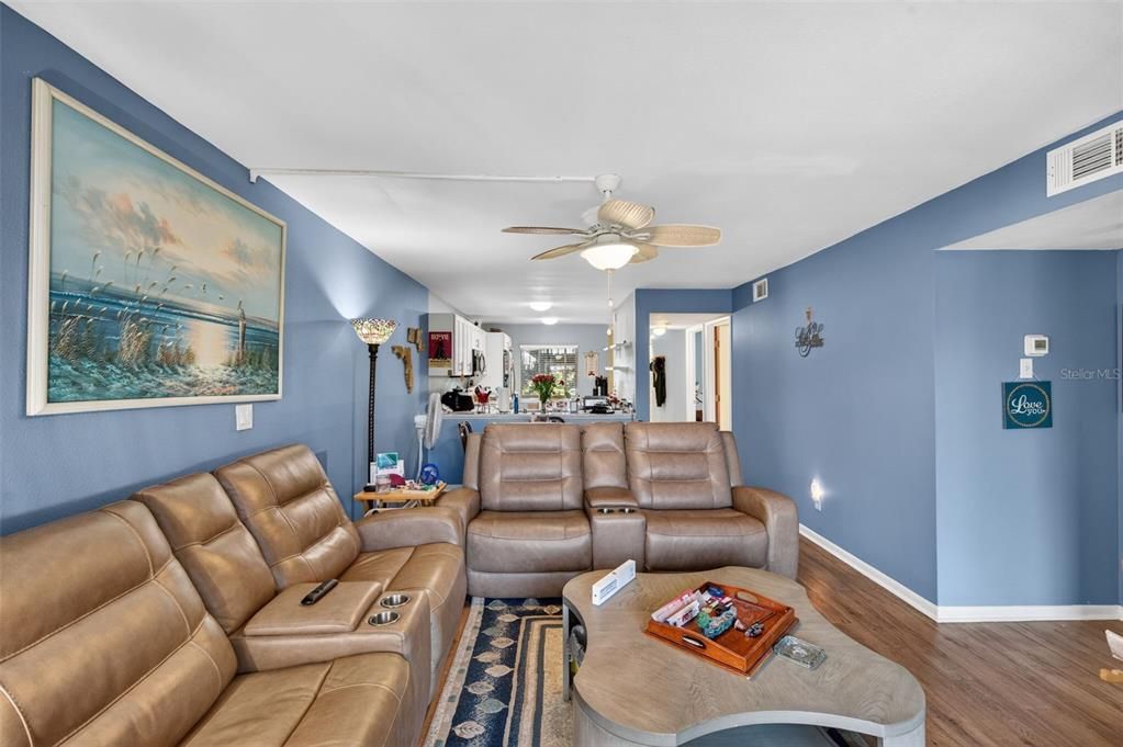 На продажу: $210,000 (2 спален, 2 ванн, 960 Квадратных фут)